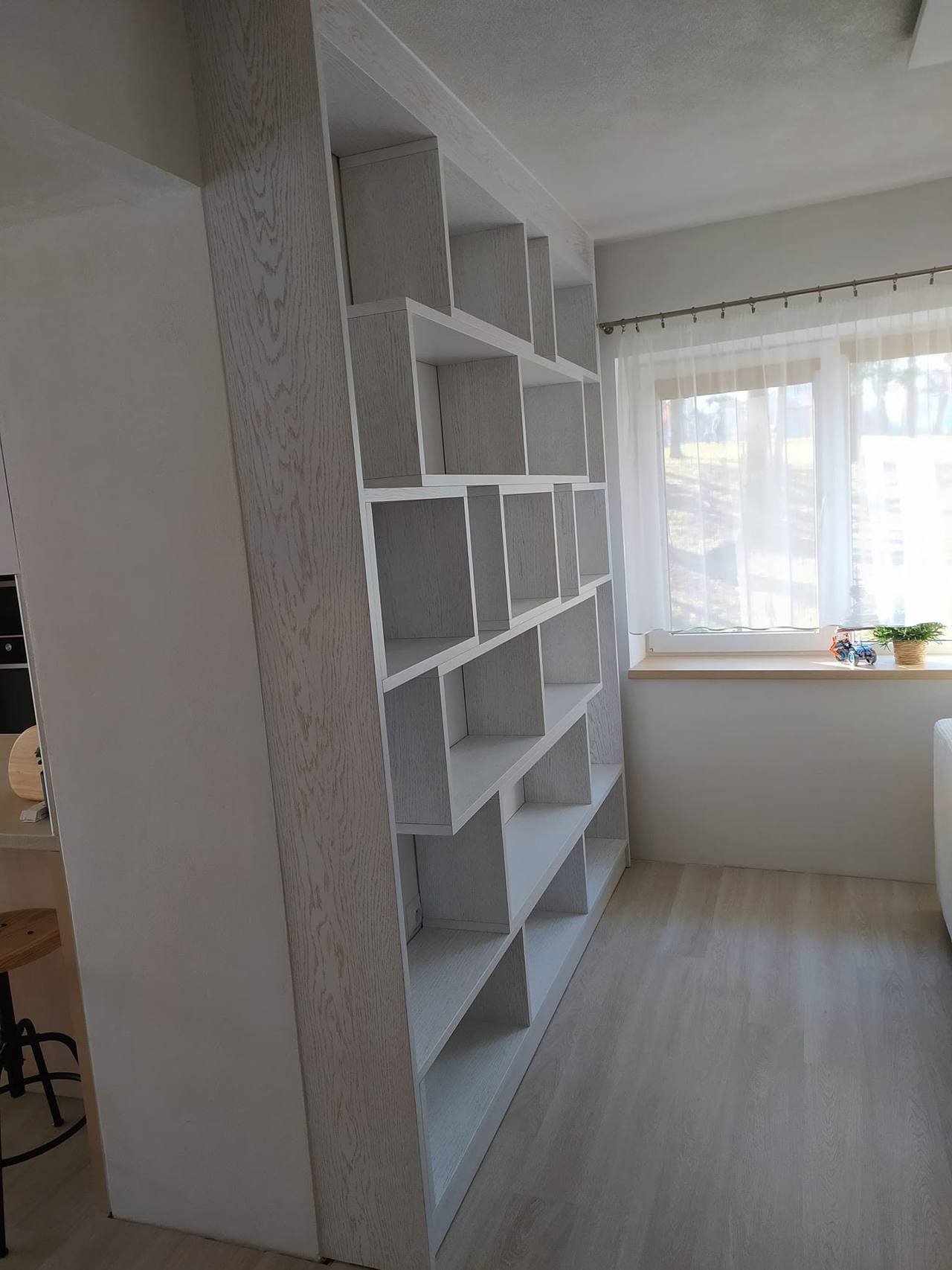 Seitenansicht des Raumteilers mit Fenster im Hintergrund