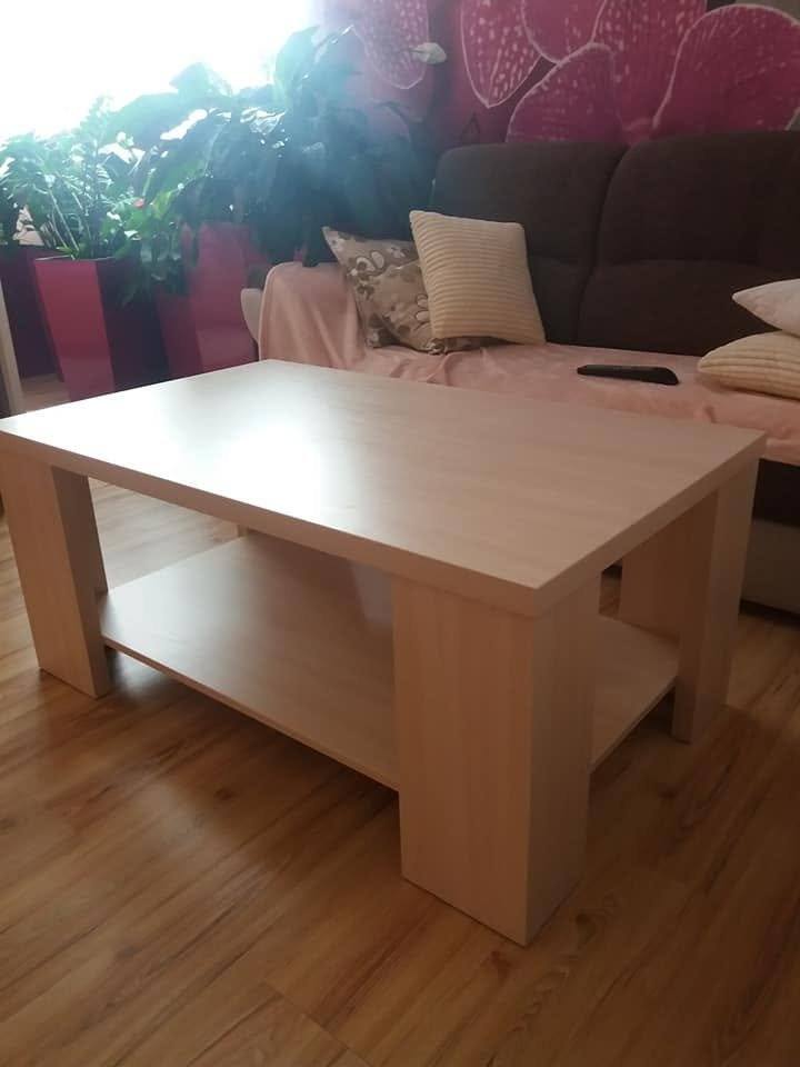 Heller Couchtisch in Eichendekor mit Ablage vor dem Sofa
