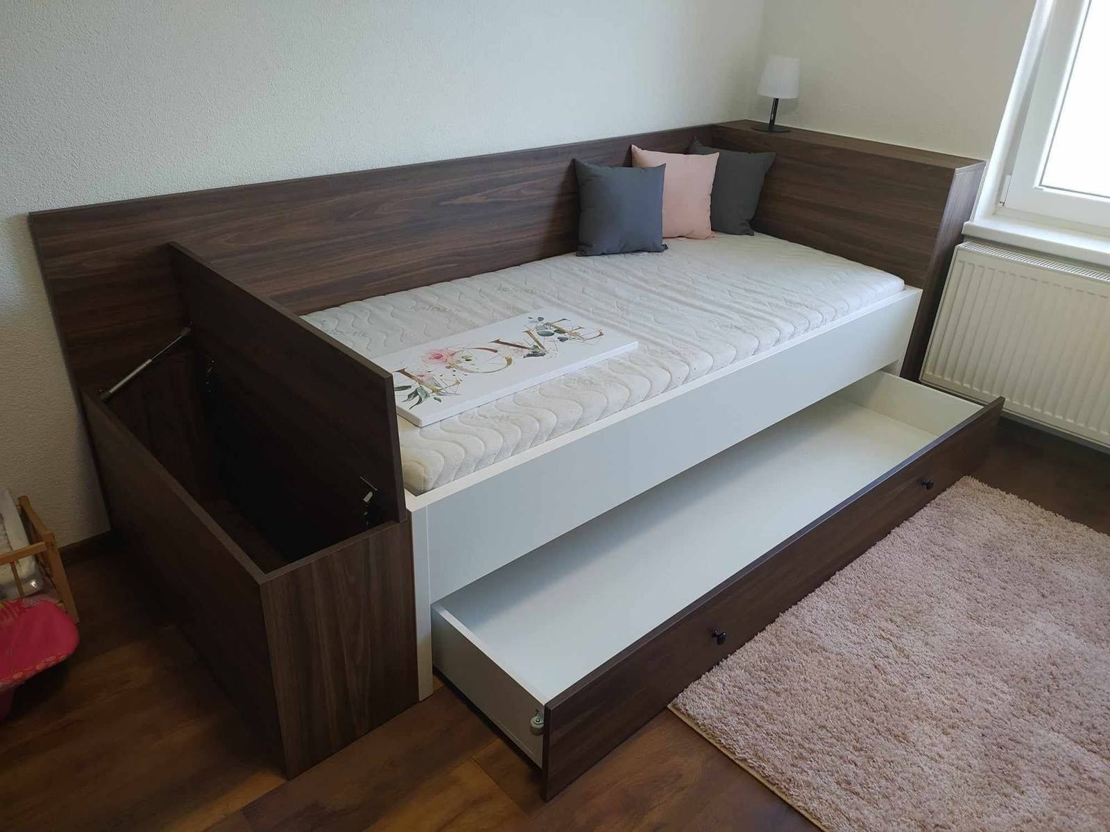 Detská posteľ s vysunutou prístelkou v izbe