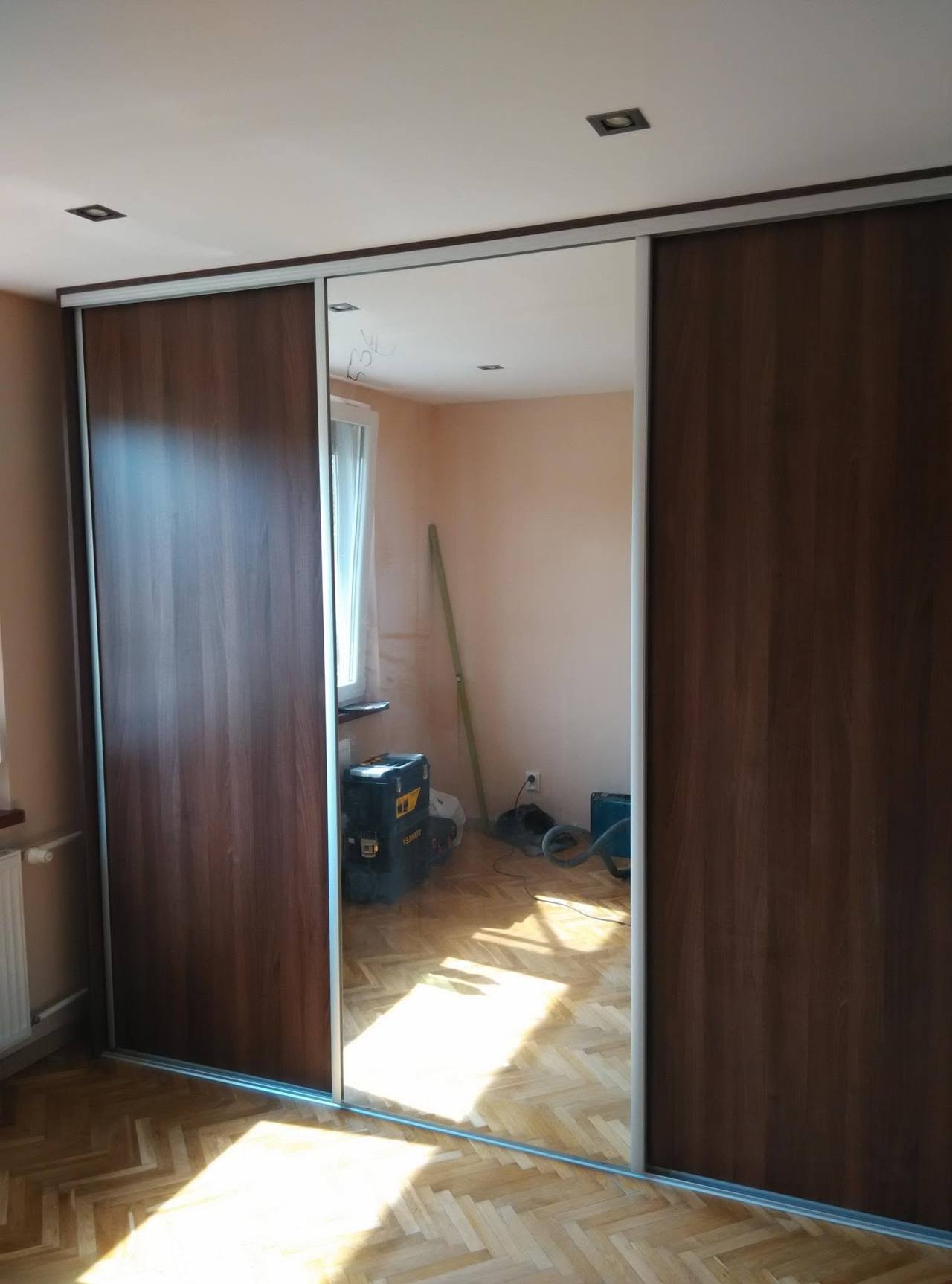 Nussbaum-Schwebetürenkasten mit Spiegel im neuen Zimmer