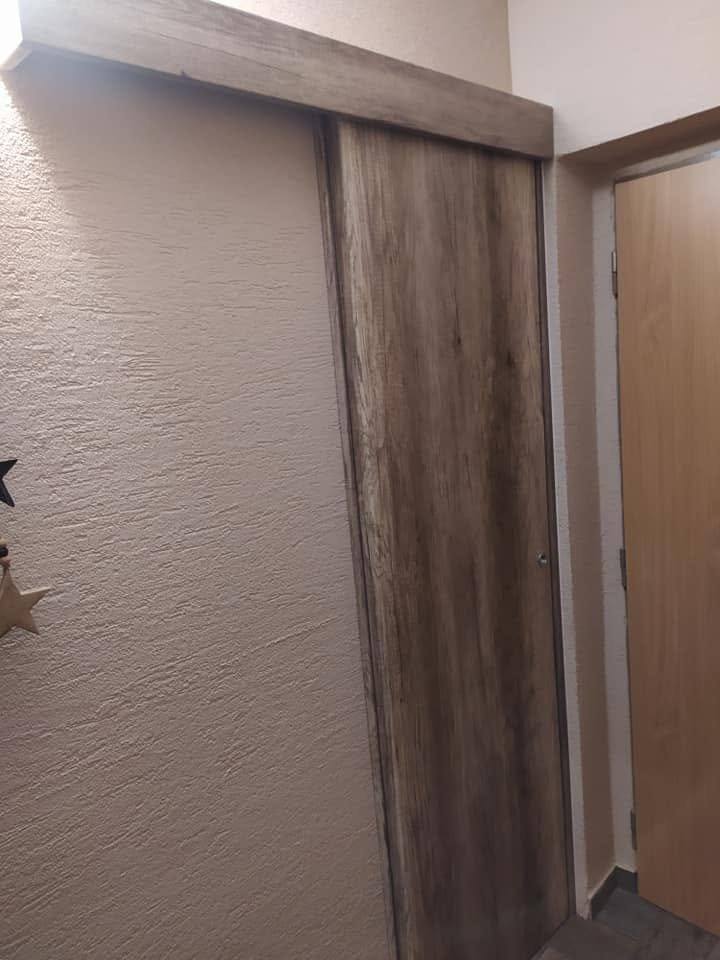 Dunkle Eichen-Schiebetür an der Wand