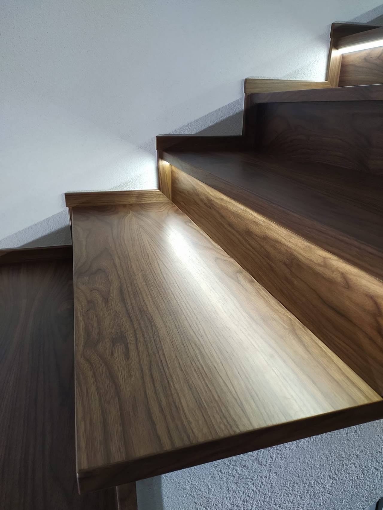 Detail der LED-Beleuchtung der dunklen Stufen an der Wand