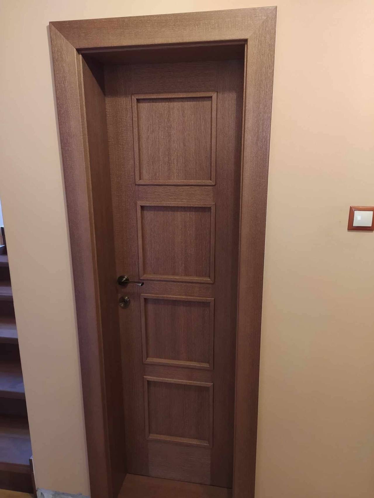 Tmavé orechové dvere s troma vodorovnými panelmi z uhla