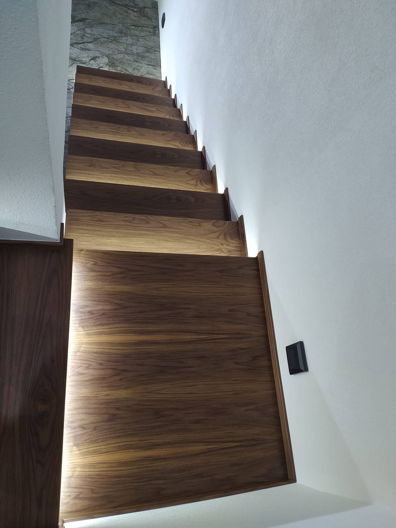 Dunkle Eichenstiege mit Knick von oben gesehen