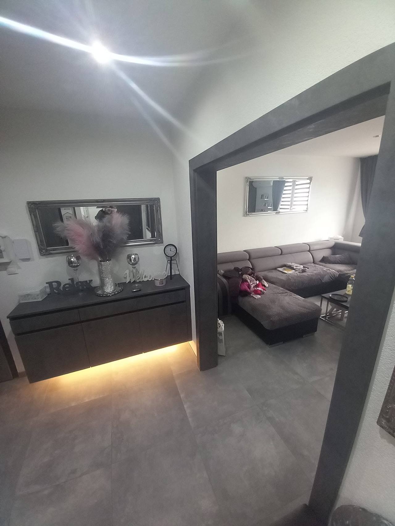Schlafzimmer mit Bett und Schiebekasten in dunkelgrauem Dekor