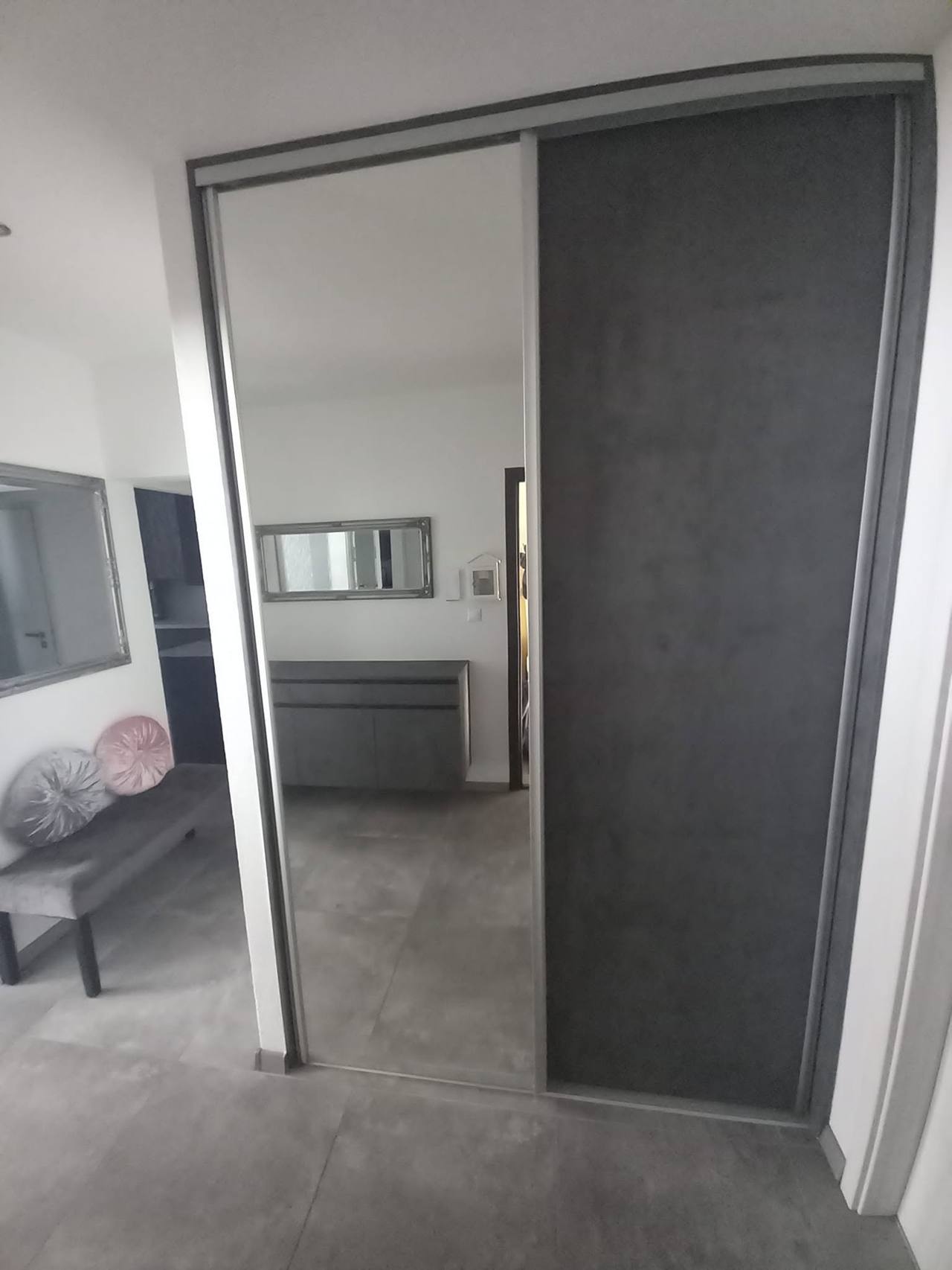Schiebekasten in dunkelgrauem Dekor im Schlafzimmer