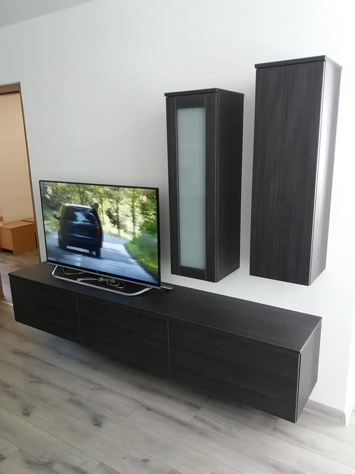 Dunkler TV-Tisch mit zwei Hängevitrinen im Wohnzimmer