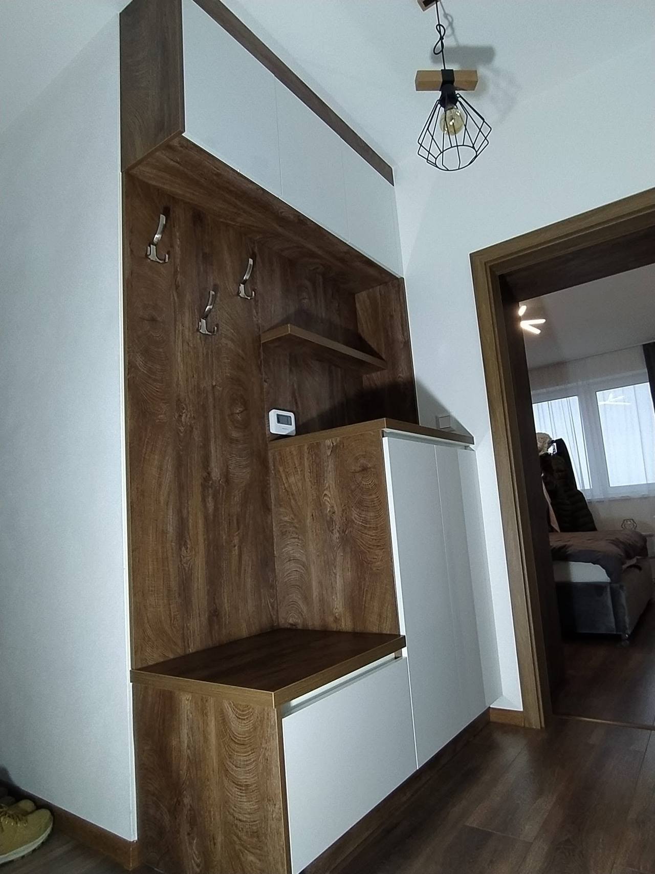 Celá zostava s panelom, lavicou a bielymi skrinkami pri dverách