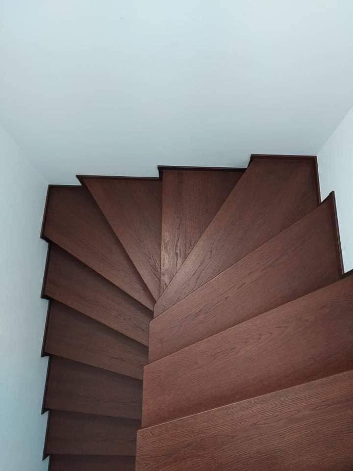 Gedrehte Stiege in dunkler Eiche von oben gesehen