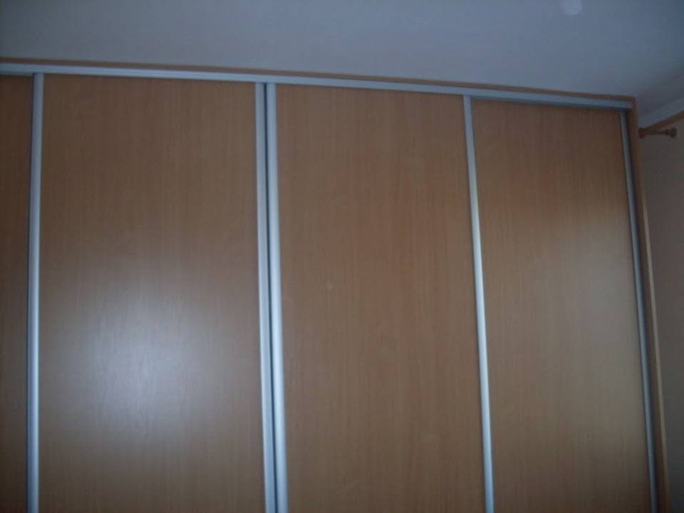 Dreitüriger Schwebetürenkasten in Kirschbaumoptik