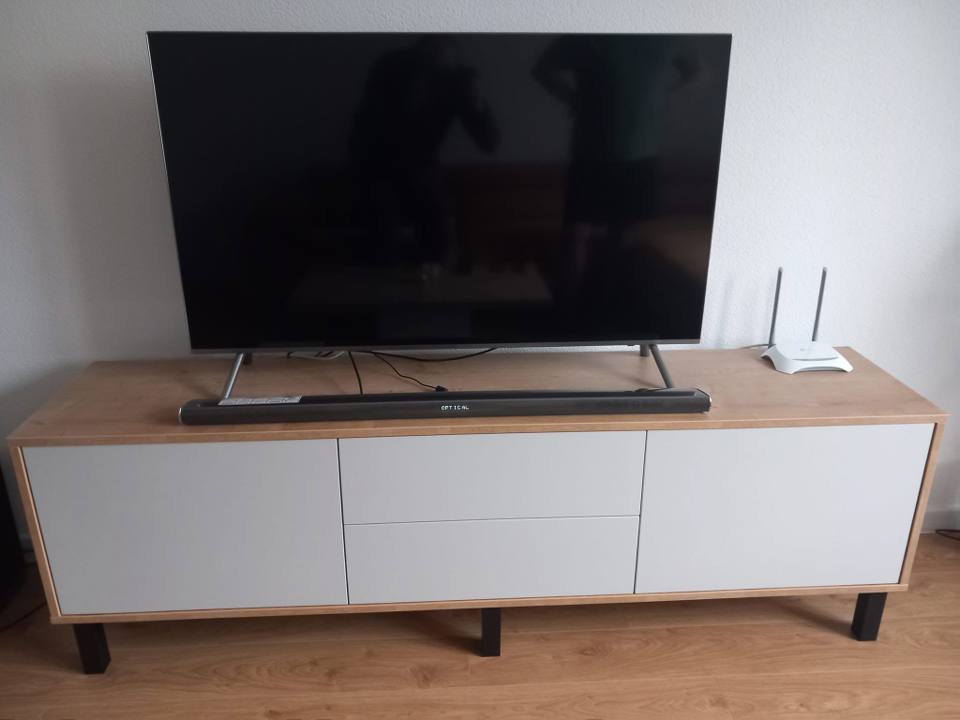 TV-Kommode mit weißen Fronten und Rahmen in Eichenoptik