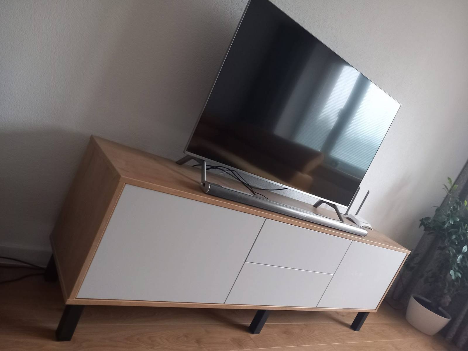Schräge Ansicht der TV-Kommode auf schwarzen Metallfüßen