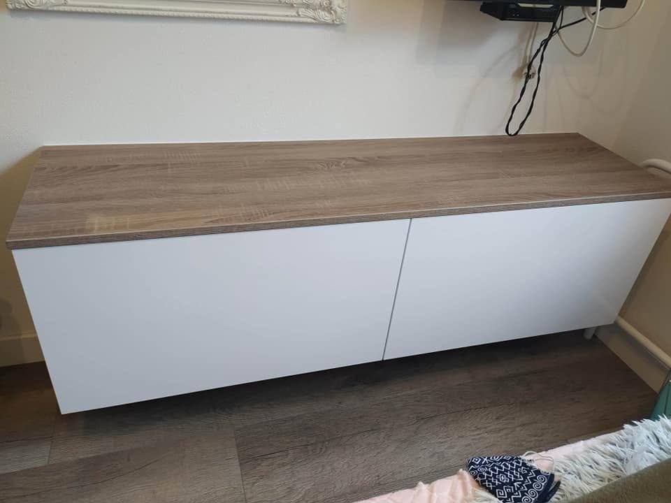 Niedriges TV-Lowboard mit weißen Fronten und Platte in Eichenoptik