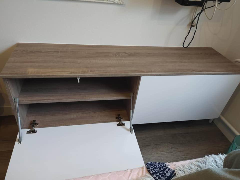 TV-Lowboard mit geöffneter Klappe und innenliegendem Einlegeboden