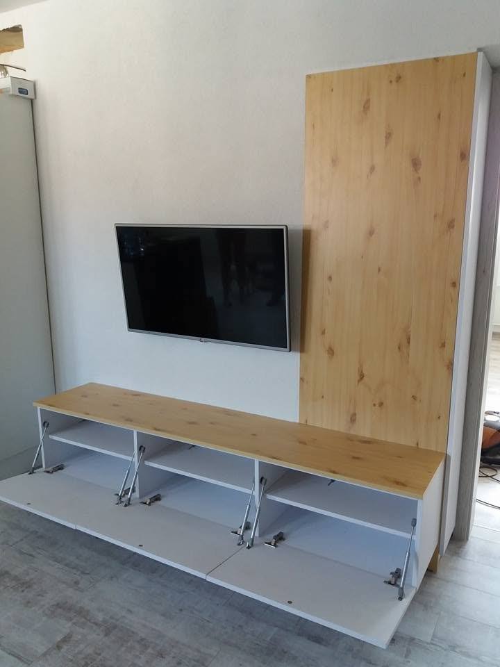 TV-Wand mit hohem Eichenpanel und weißem Schrank mit offenen Türen