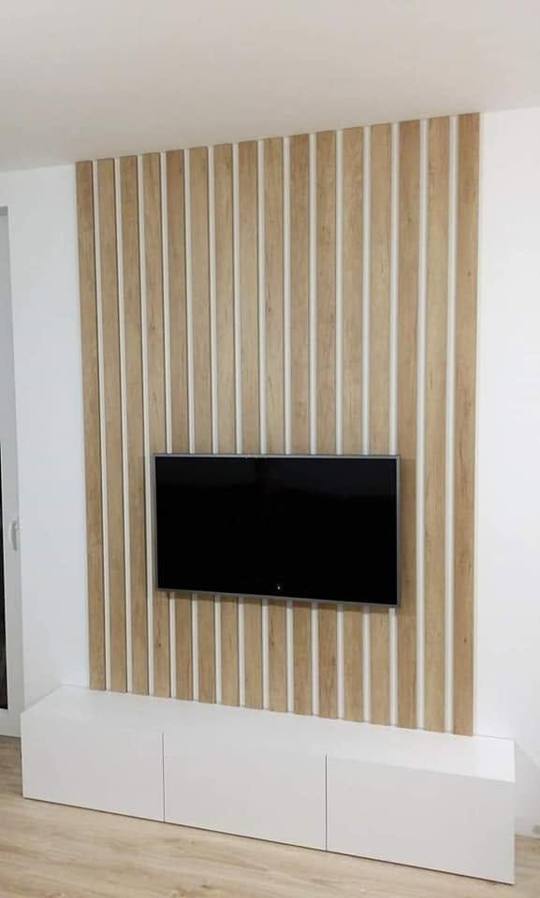 TV-Wand mit Eichenlamellen und weißem niedrigem Lowboard