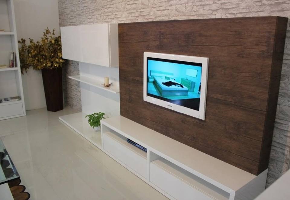 TV-Wand mit dunklem Paneel und weißen glänzenden Schränken