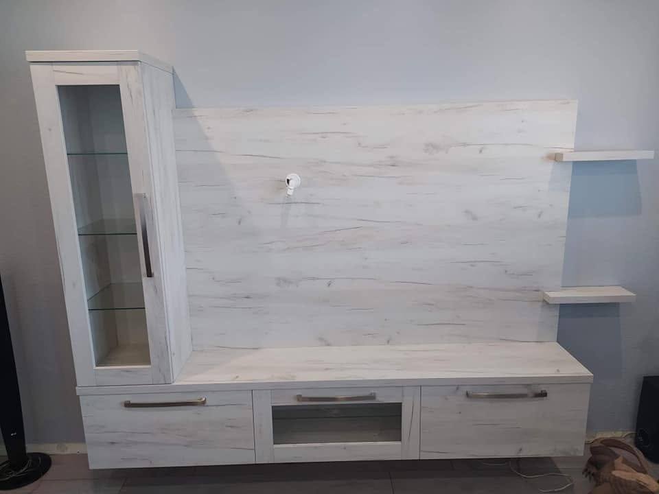 Helle TV-Wand mit hoher Vitrine, Rückwand und niedrigem Unterbau