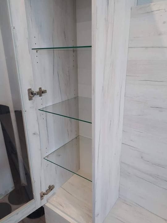 Geöffnete Vitrine mit Glasböden in weißer Eichenoptik