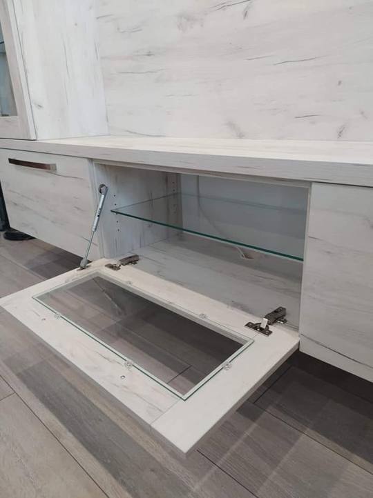 Geöffnete Klappe mit Glasfüllung und Glasboden im Inneren
