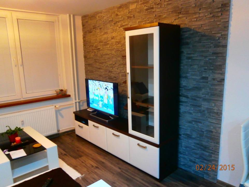 Wohnwand mit weißen Fächern und Glasvitrine