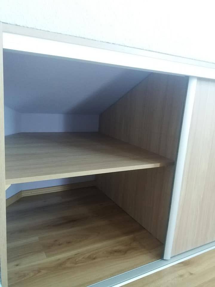 Fachboden und Zwischenwand in Eiche-Dekor unter der Dachschräge