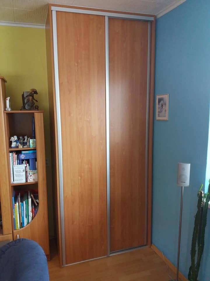Schmaler Kirschdekor-Schwebetürenschrank im bunten Kinderzimmer mit Bücherregal