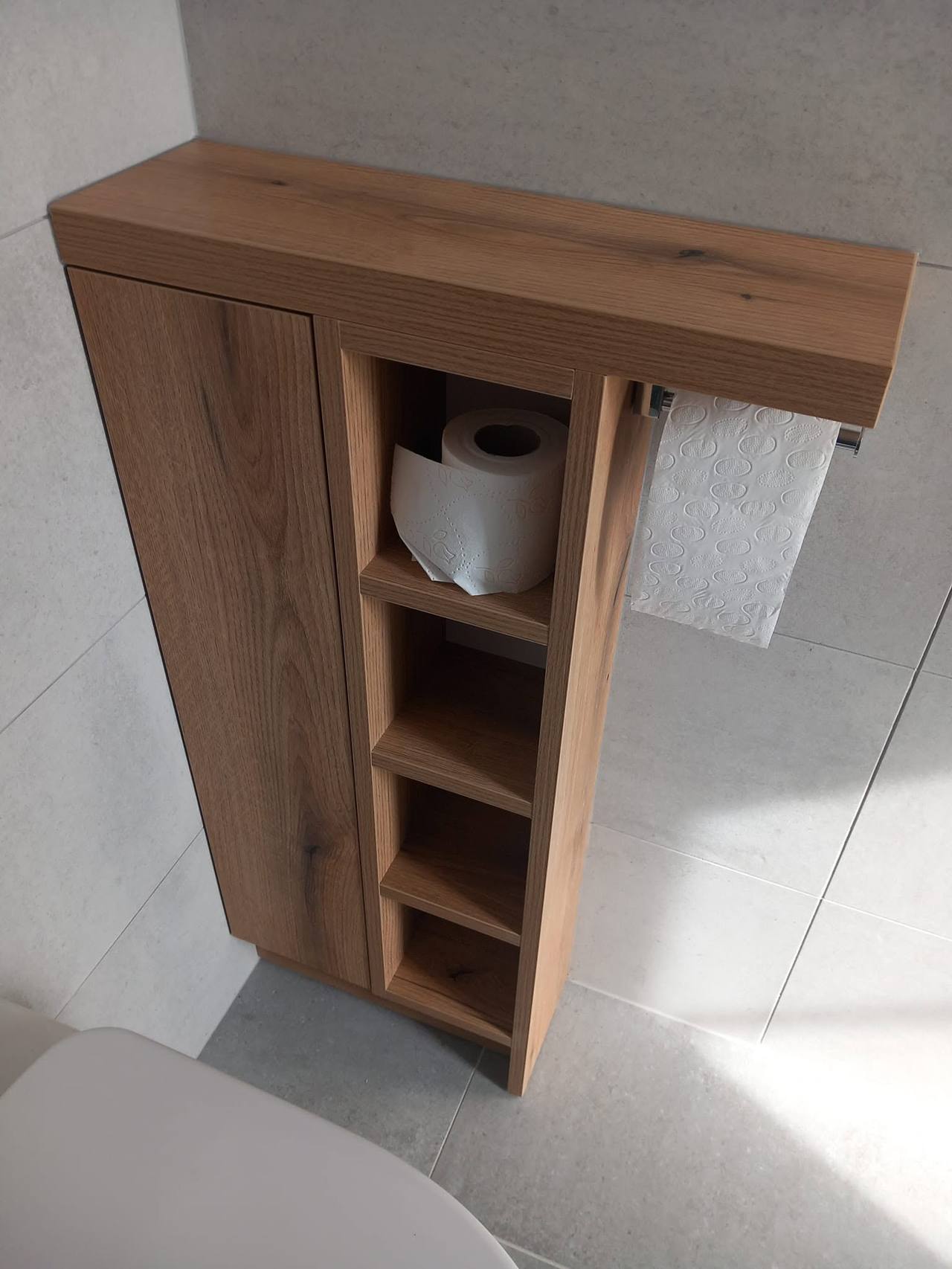 Eichenschrank über dem WC mit Fächern für Papier aus der Nähe