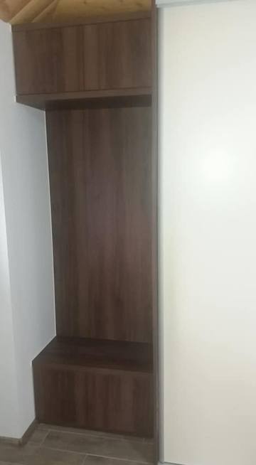 Dunkle Sitznische mit Aufsatz im Vorzimmer