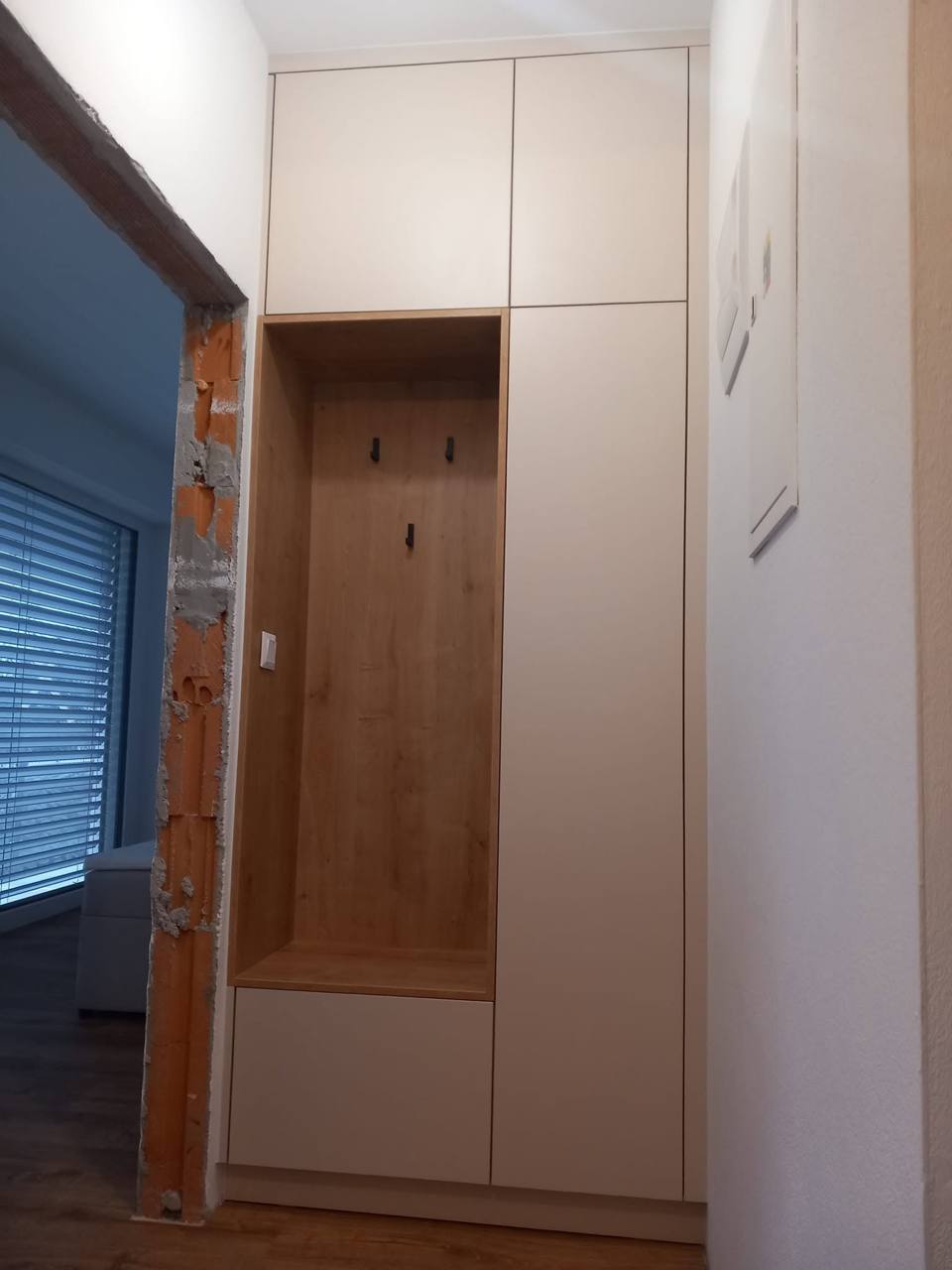 Schmale Eichennische mit Haken und Oberkästen bis zur Decke