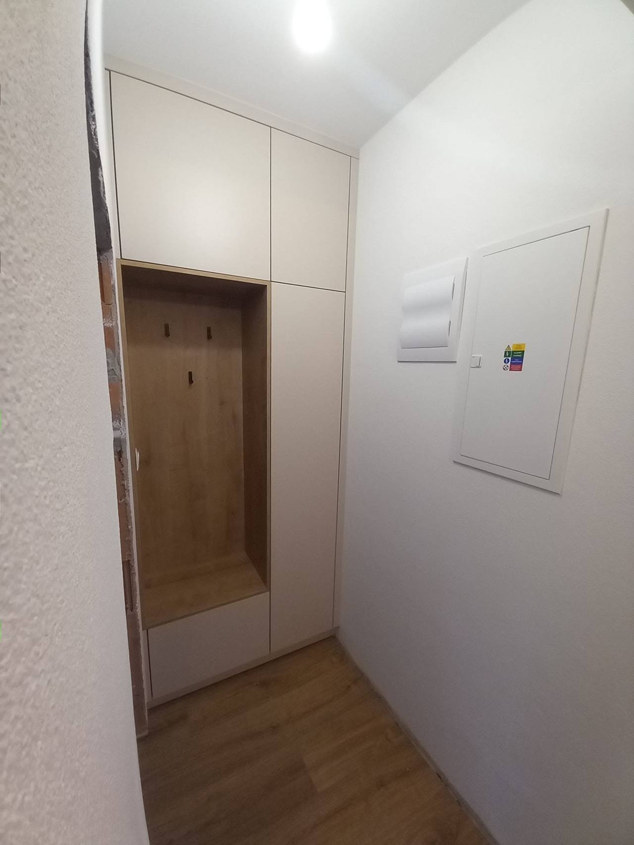 Heller Einbaukasten mit Eichennische im schmalen Gang