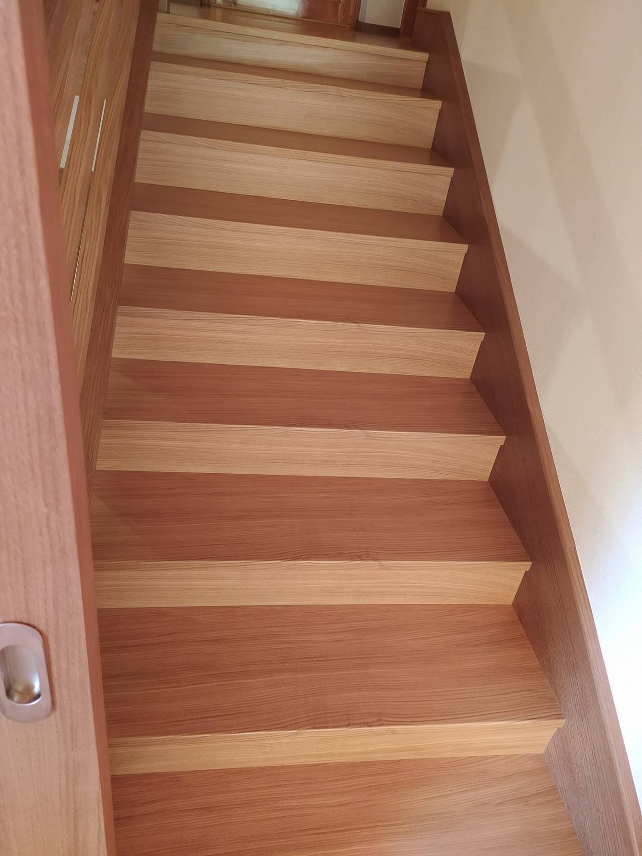 Schmale gerade Eichenstiege aus anderem Blickwinkel gesehen