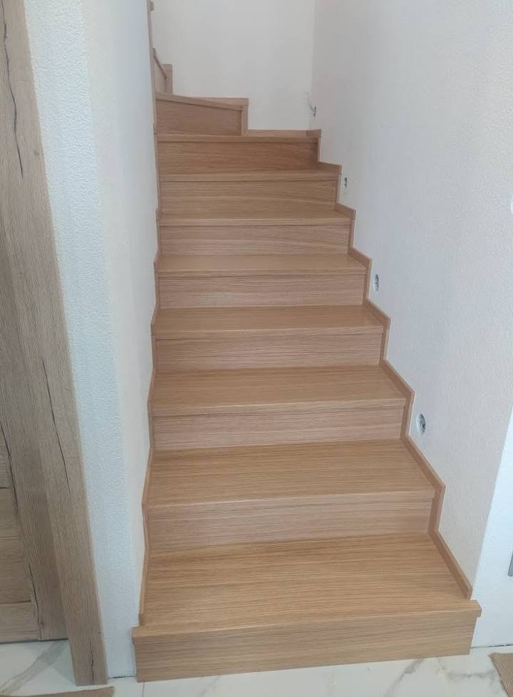 Schmale gerade Stiege in heller Eiche von unten gesehen