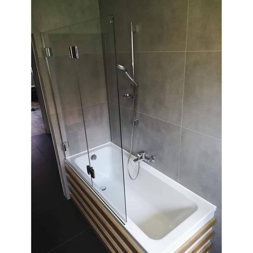 Wanne mit Holzlamellenverkleidung und einer Glaswand als Dusche