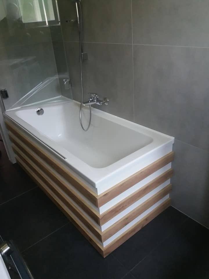 Wannenverkleidung aus Eichen- und weißen Lamellen