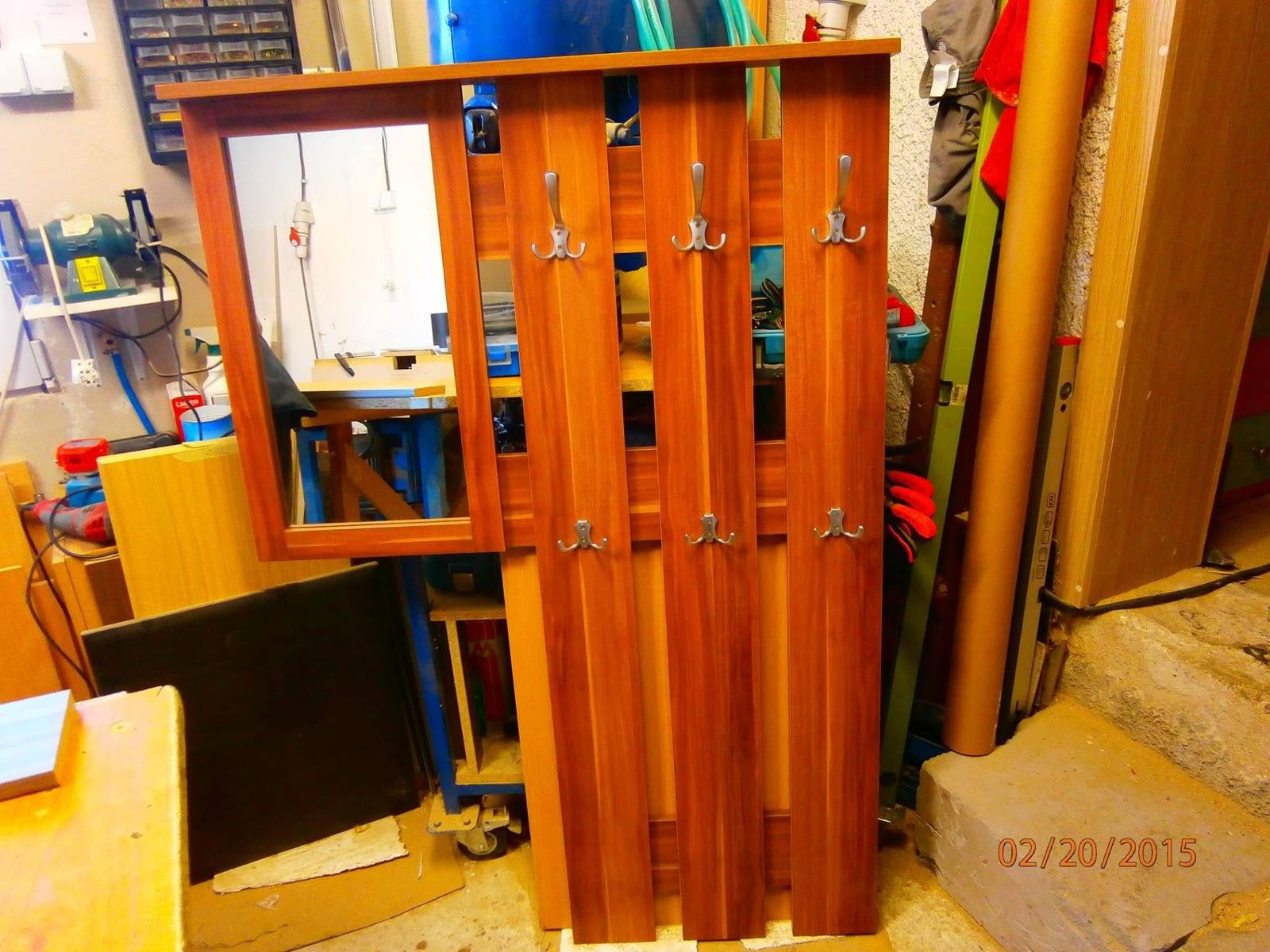 Garderobenpaneel mit Haken in Arbeit in der Tischlerei