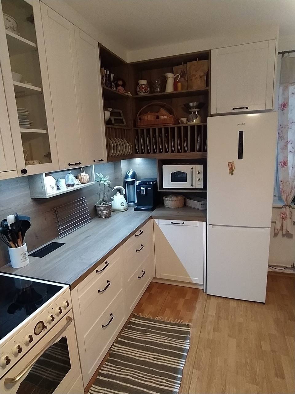 Landhausküche mit Vitrinen, Eckregal und Kühlschrank
