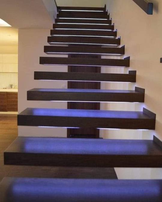 Detail der Eichenstufen mit farbiger LED-Beleuchtung
