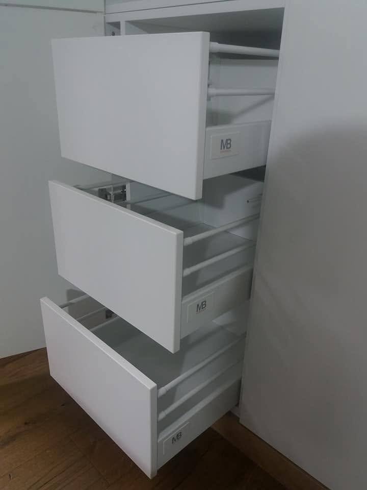 Drei ausgezogene weiße Innenladen mit grauen Metallzargen im Kasten