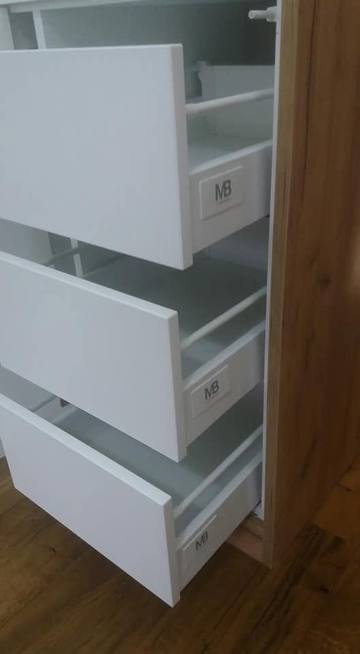 Detail der offenen Innenladen neben einer Platte in Eiche-Dekor