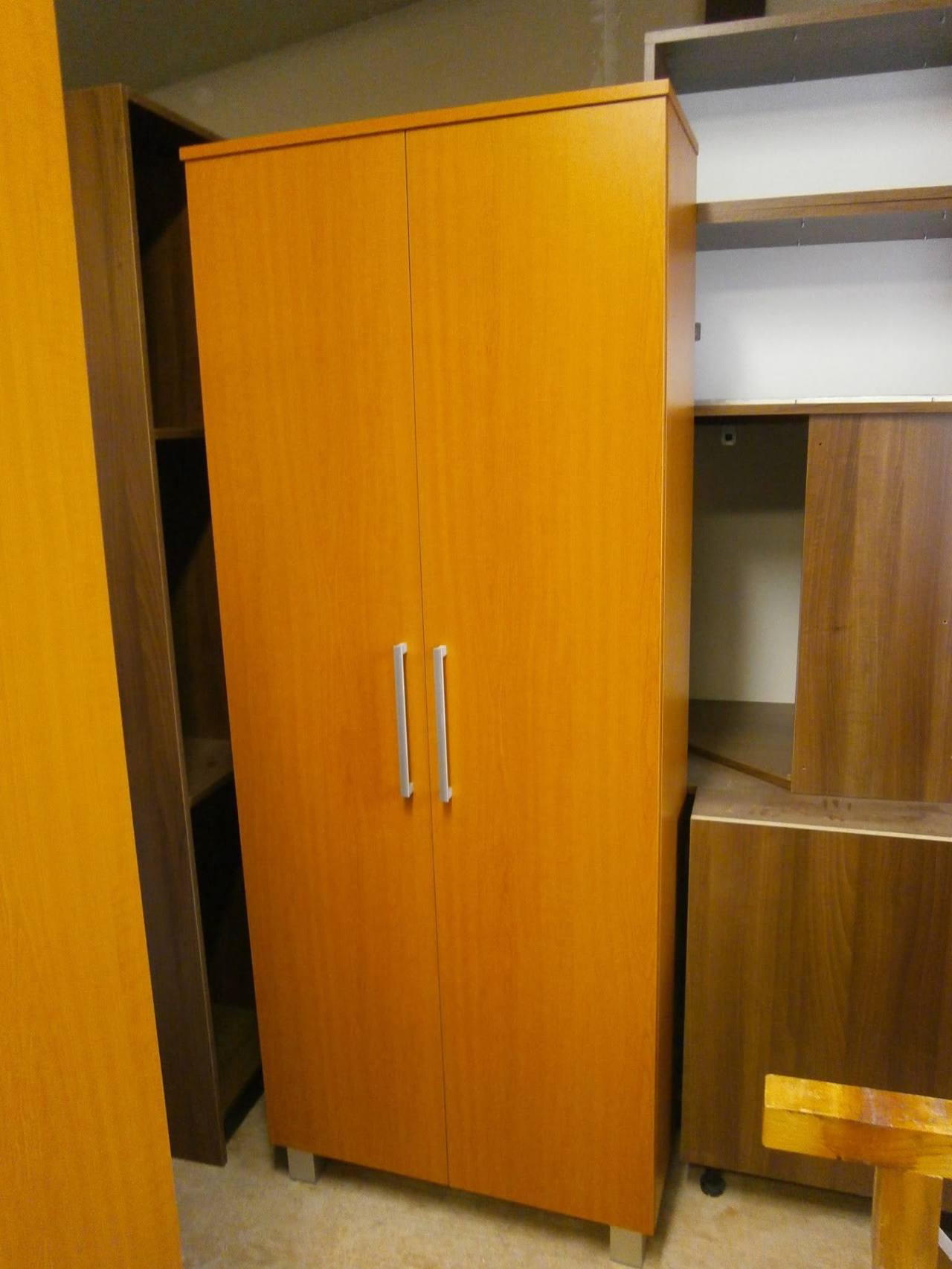 Kasten in Kirschbaumoptik mit offenen Borden an der Seite