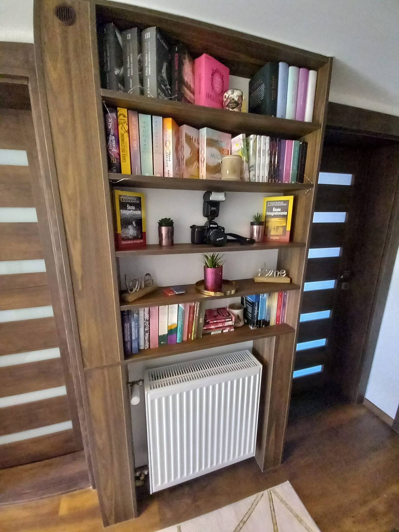 Eingebaute Bücherwand aus dunkler Eiche zwischen zwei Türen