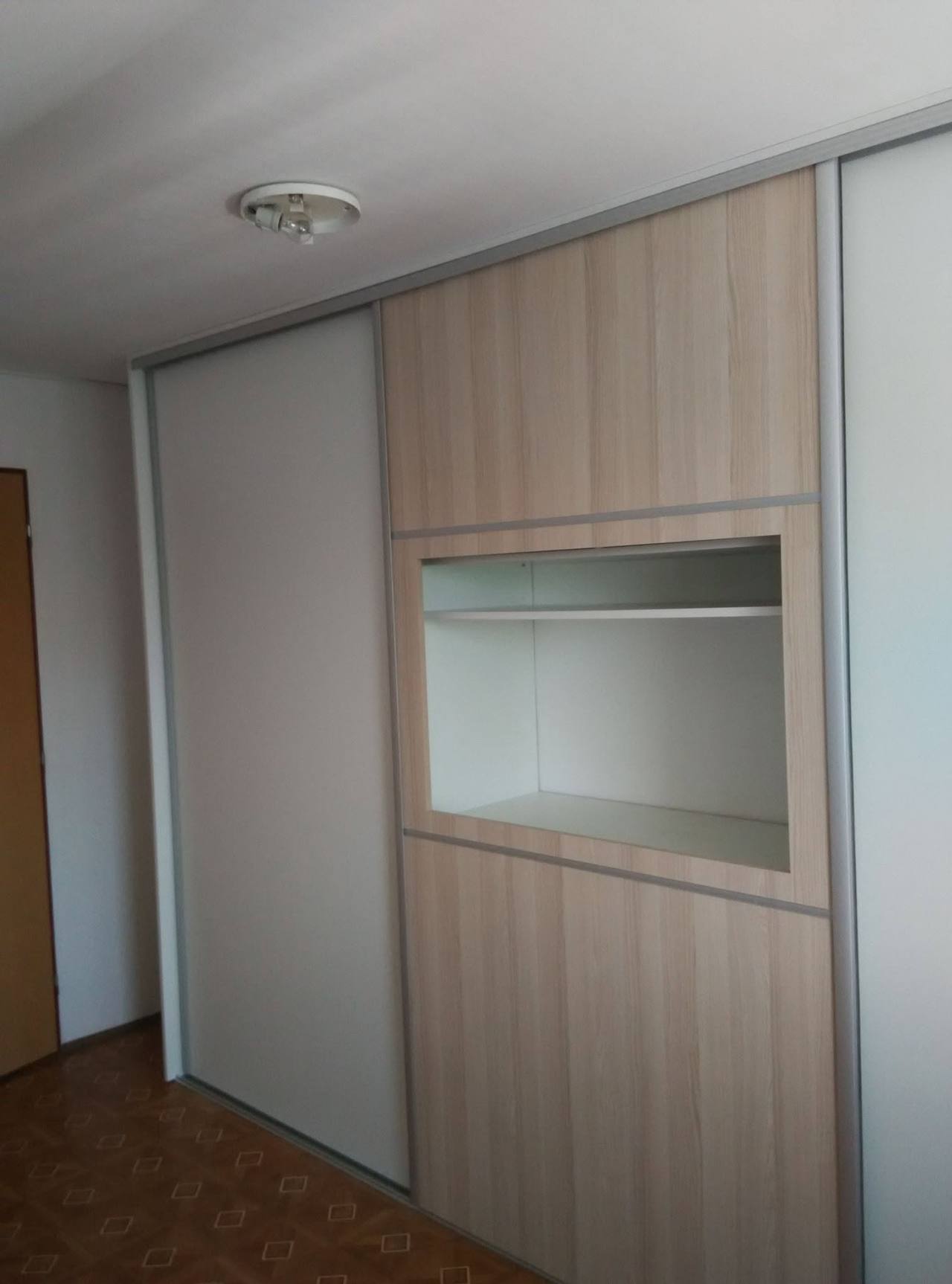 Posuvná skriňa so svetlým dubovým panelom s otvorenou nikou