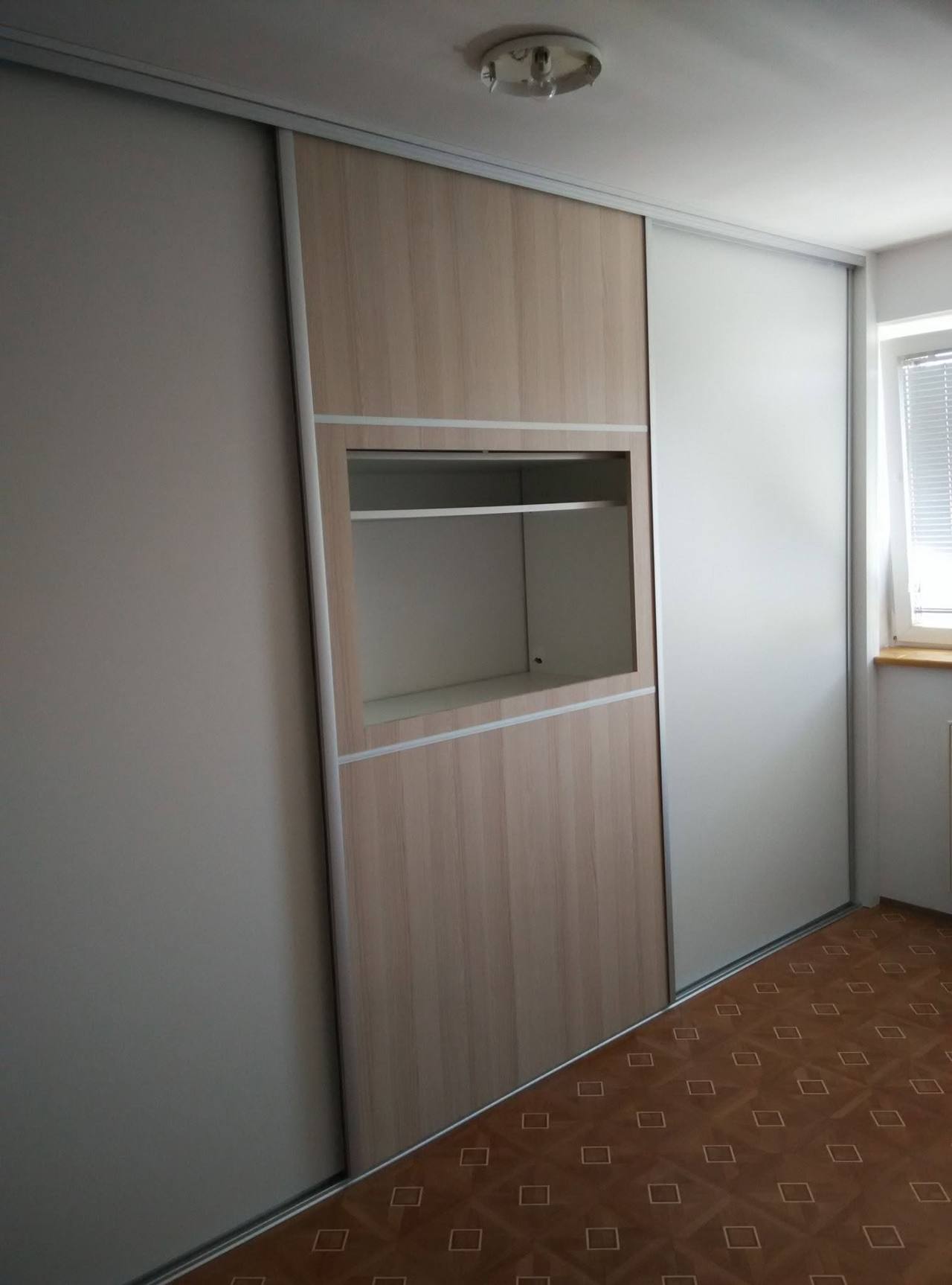 Posuvná skriňa s dubovým panelom s nikou v izbe