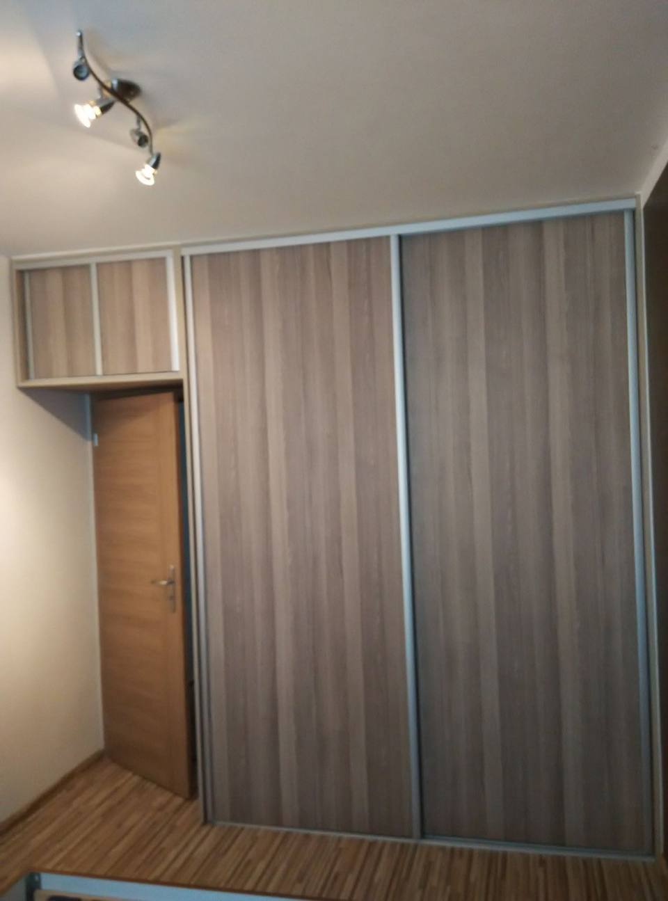 Einbaukasten um die Tür herum mit oberen Kästchen über dem Türrahmen.