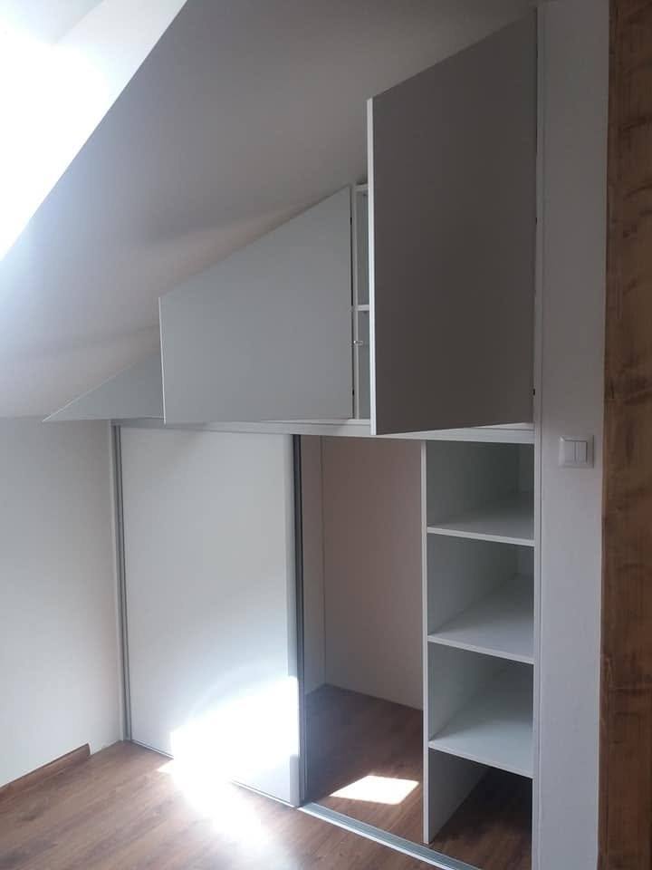 Einbaukasten unter der Dachschräge mit offenen Böden im Dachgeschoss.