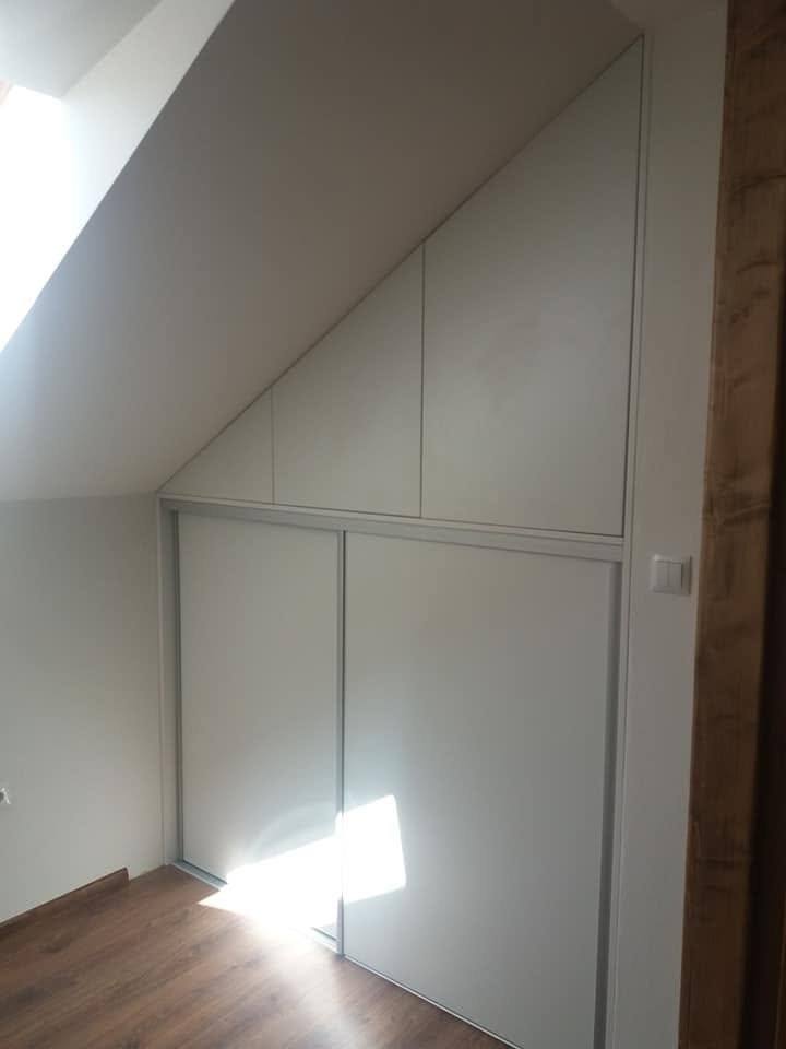 Schiebetüren des Kastens unter der Schräge im Sonnenlicht.
