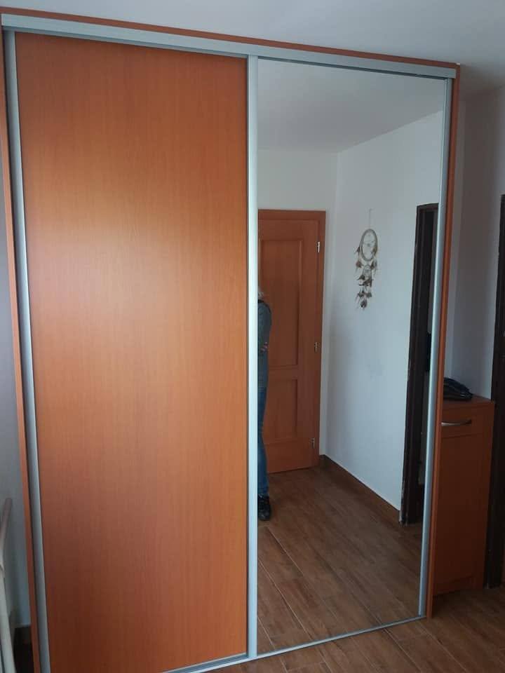 Einbaukasten mit Kirschholz-Schiebetüren im Flur.