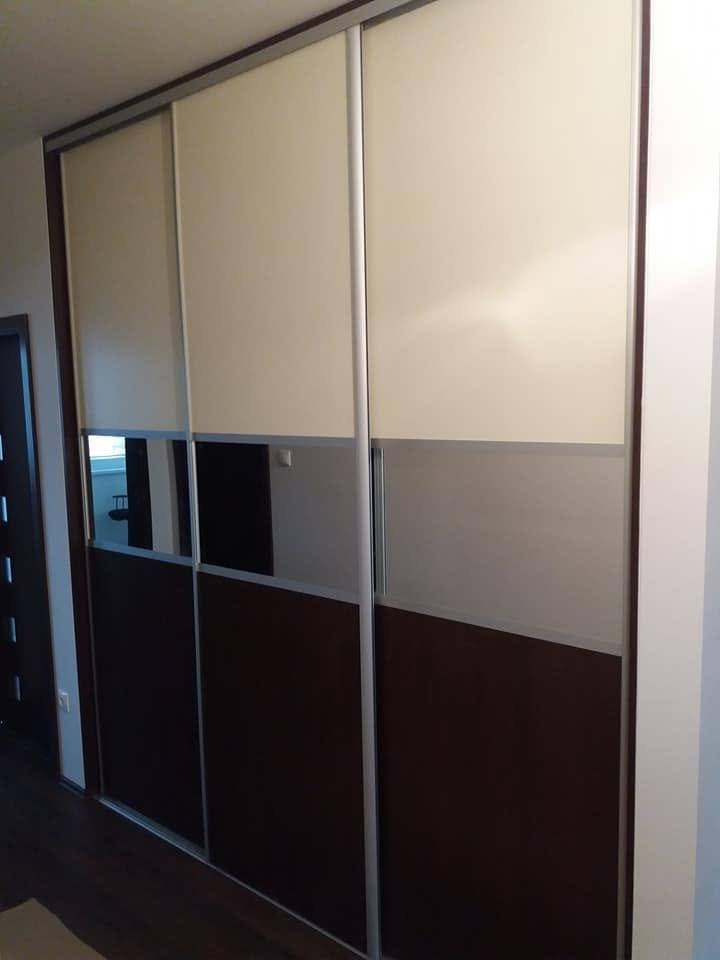 Einbauschrank mit cremefarbenem Glas und Wenge-Dekor unten
