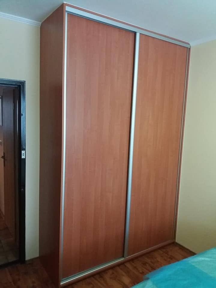 Einbaukasten mit Schiebetüren in Kirschdekor und Aluminiumrahmen.